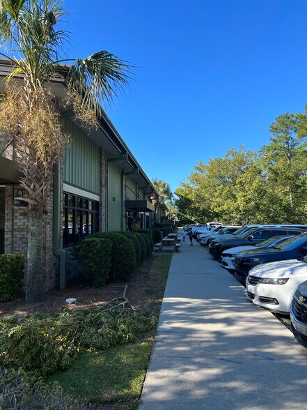 More Photos Of 547 Long Point Rd, Mount Pleasant Flex For Lease