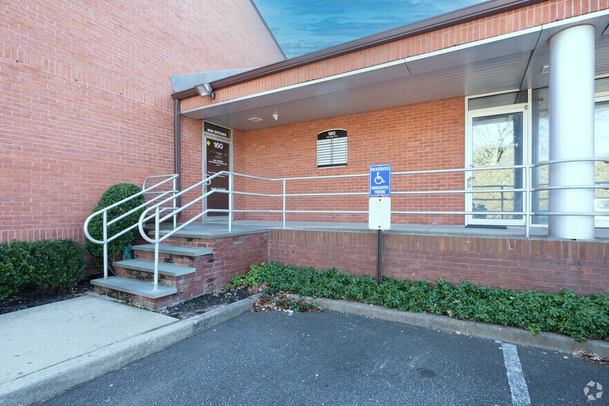 More Photos Of 160 Howells Rd, Bay Shore Medical For Lease