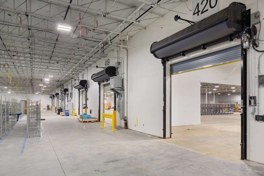 More Photos Of 20 Colonial Rd, Salem Warehouse For Lease