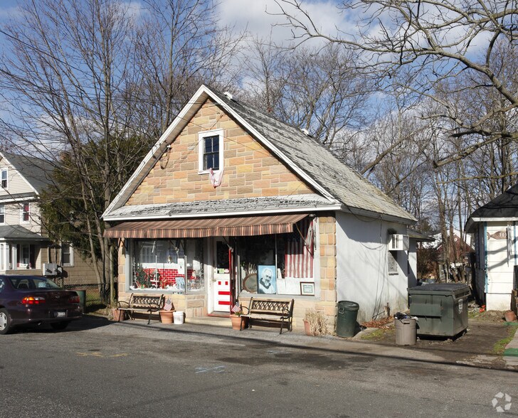 More Photos Of 305 4th Ave, Bay Shore Freestanding For Sale