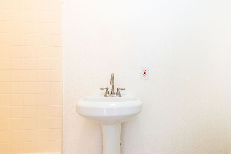 More Photos Of 405-411 1/2 E Esther St, Long Beach Apartments For Sale