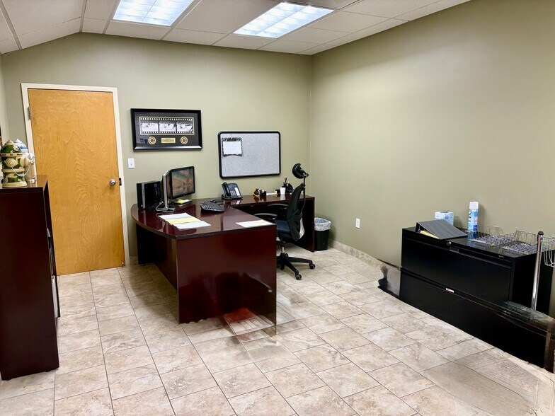 More Photos Of 160-162 Cross St, Winchester Distribution For Lease