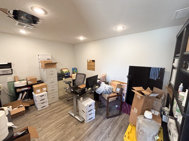 More Photos Of 4173 N 20th St, Ozark Warehouse For Lease