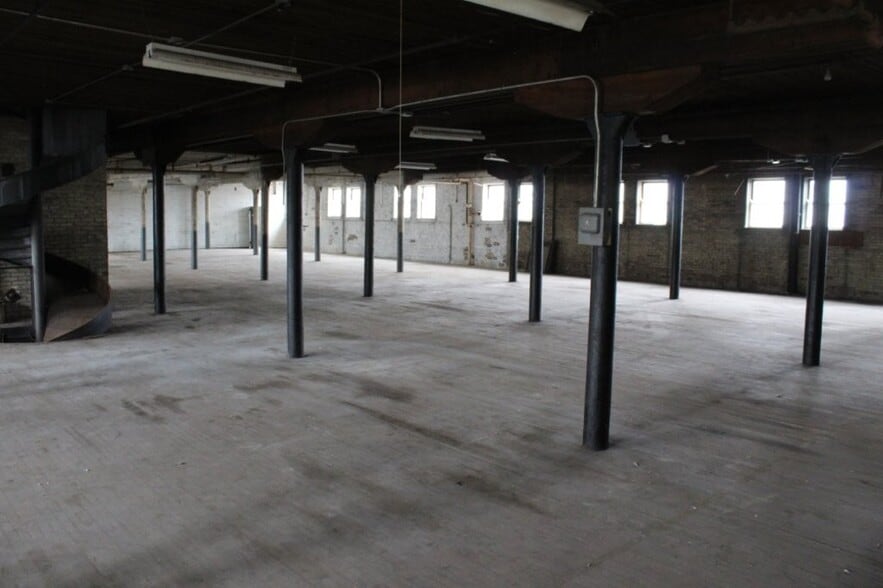 More Photos Of 220 N Water St, Rockford Flex For Sale