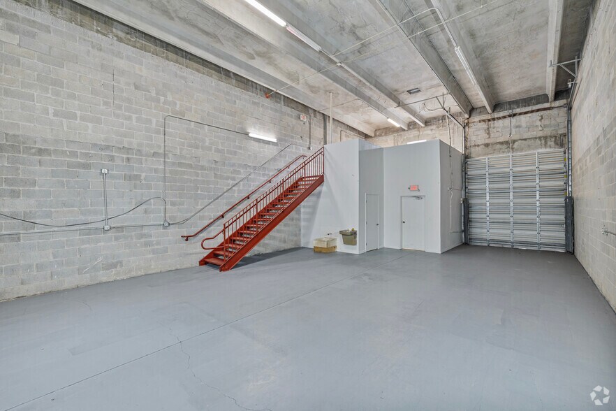 More Photos Of 13420-13432 NW 38th Ct, Opa Locka Warehouse For Lease
