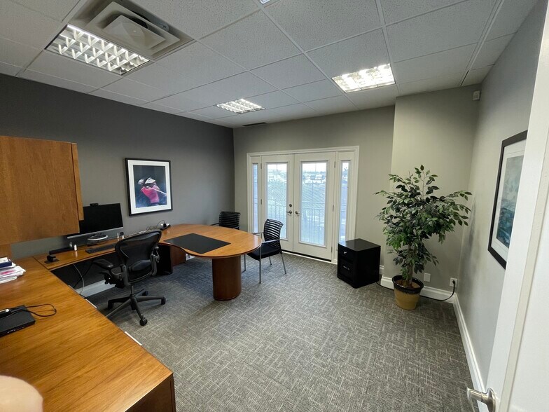 More Photos Of 28-34 Village Centre Pl, Mississauga Office For Lease
