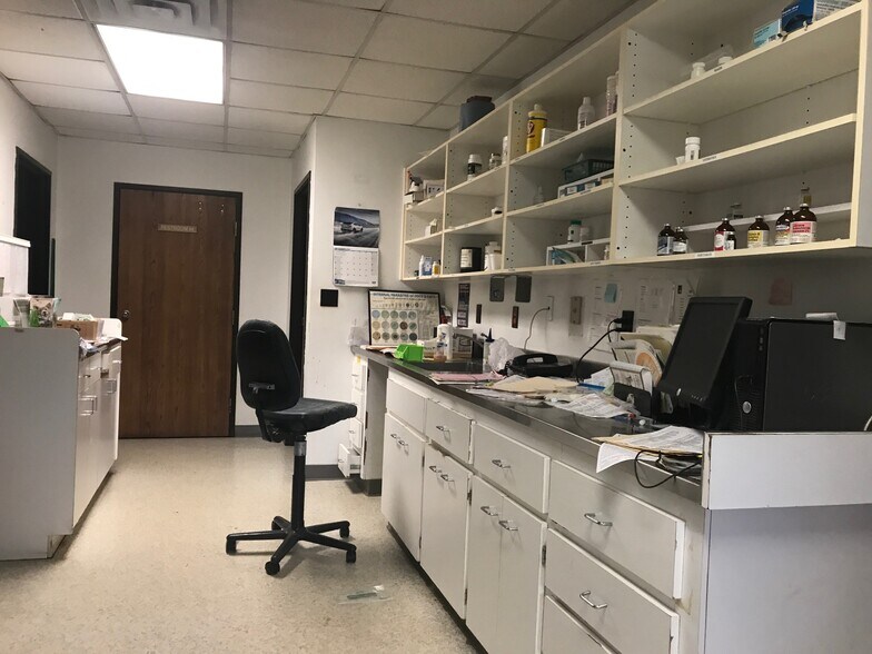 More Photos Of 19200 Allen Rd, Trenton Veterinarian Kennel For Lease