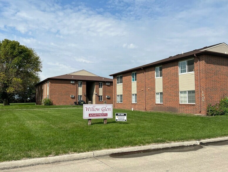 More Photos Of 1605 Collins St, Webster City Apartments For Sale