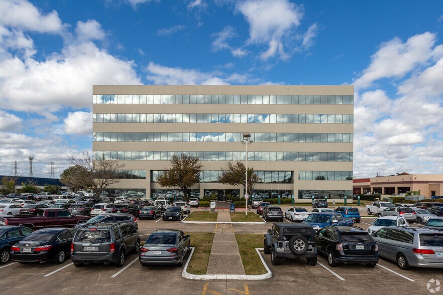 More Photos Of 711 W Bay Area Blvd, Webster Office For Lease