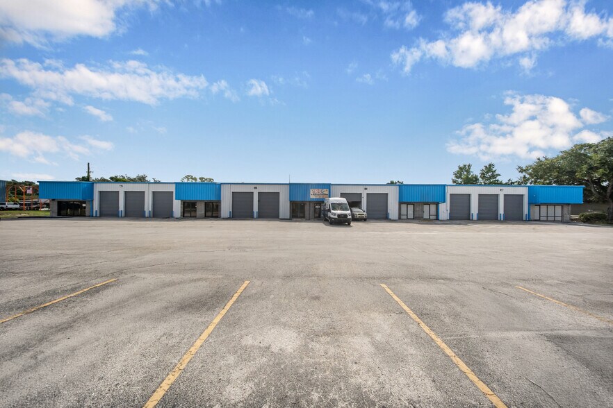 More Photos Of 2205 Forsyth Rd, Orlando Flex For Lease