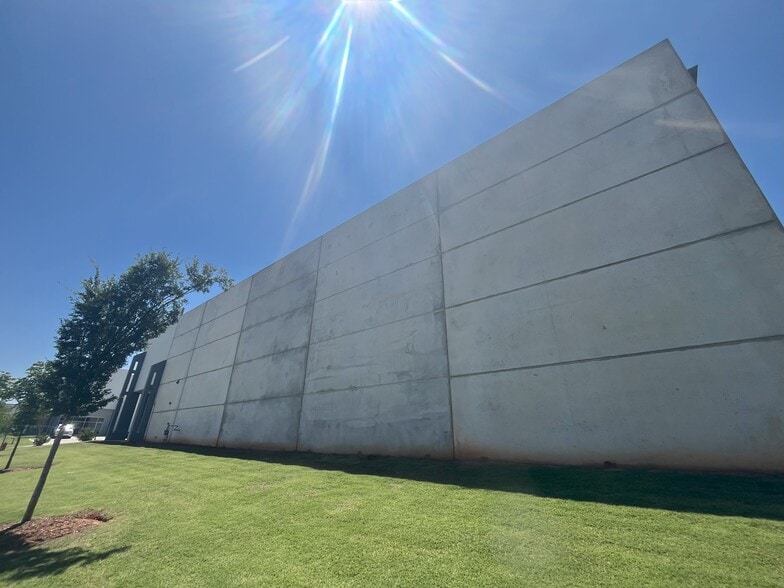 More Photos Of 4700 SW 25th Cir, Oklahoma City Warehouse For Lease