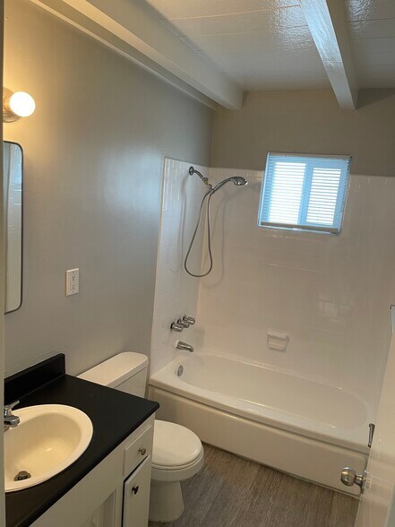 More Photos Of 1935 W Linden St, Riverside Apartments For Sale