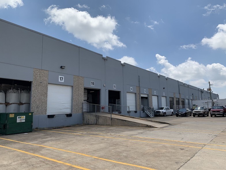 More Photos Of 11502 S Main St, Houston Distribution For Lease