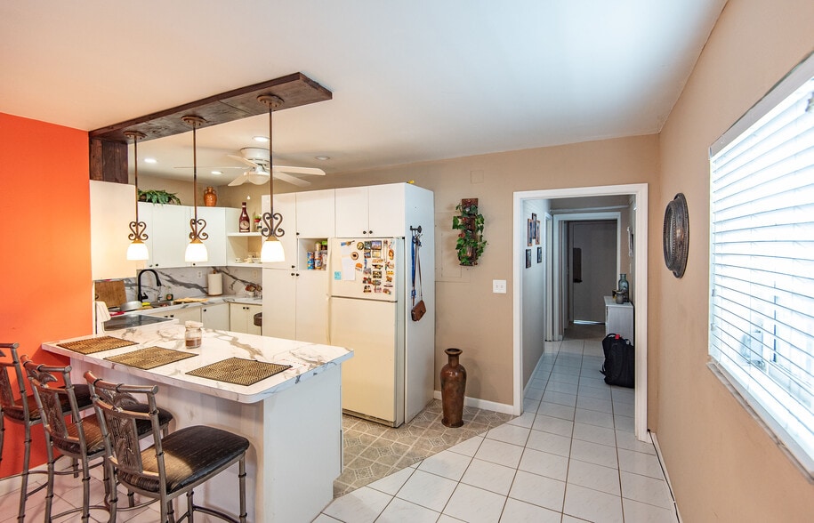 More Photos Of 2250 W Palm Ave, Hialeah Office For Sale