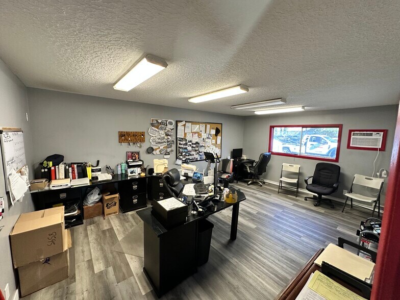 More Photos Of 3455 SE 21st Ave, Portland Service For Sale