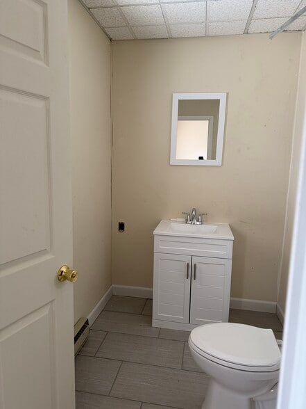 More Photos Of 104 Woodward Hill Rd, Edwardsville Office For Sale