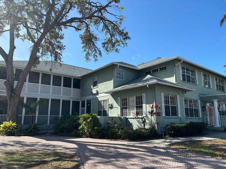 More Photos Of 1725 Manatee Ave, Bradenton Medical For Sale