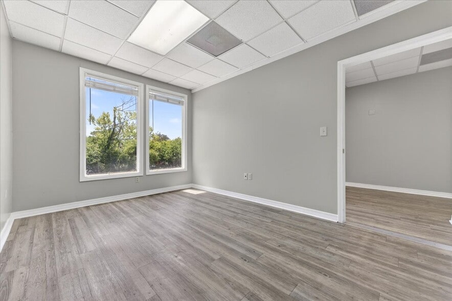 More Photos Of 913 Gulf Breeze Pky, Gulf Breeze Storefront Retail Office For Sale
