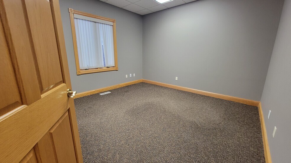 More Photos Of 1881 NW Station Parkway, Andover Office Residential For Lease