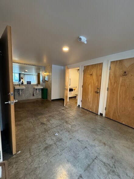 More Photos Of 3621-3625 Interlake Ave N, Seattle Warehouse For Sale