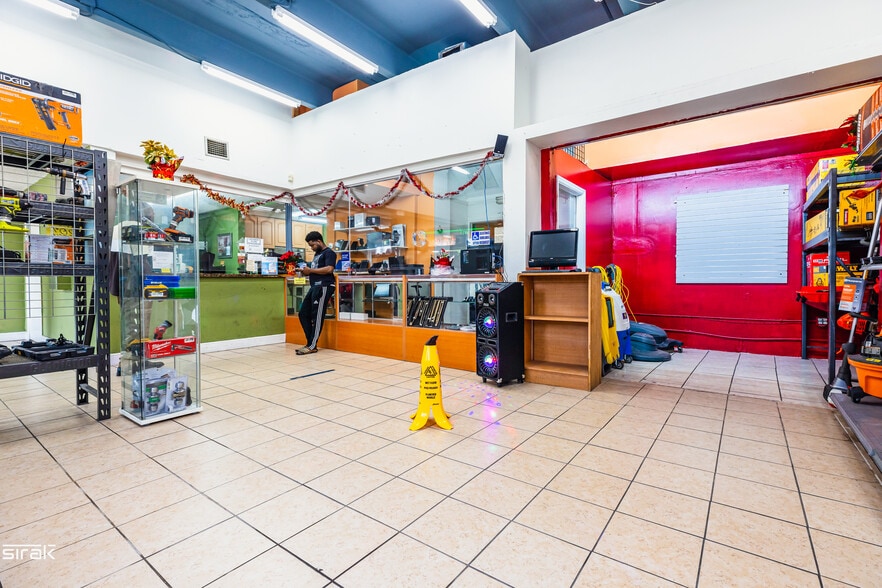 More Photos Of 900-950 NW 36th St, Miami Storefront Retail Office For Sale