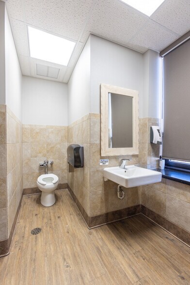 More Photos Of 301 Cypress St, Abilene Office For Sale