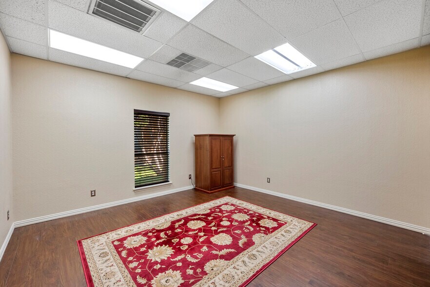 More Photos Of 2313 Roosevelt Dr, Dwg Office For Sale