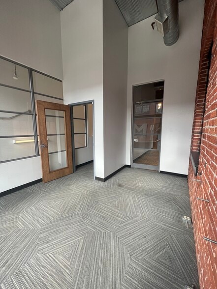 More Photos Of 210 W 19th Ter, Kansas City Office For Lease
