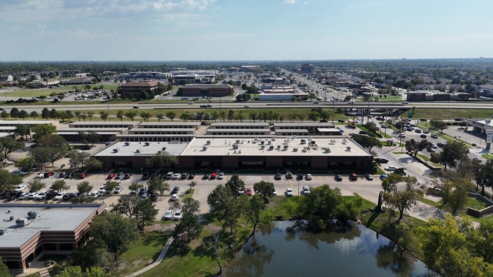 More Photos Of 3450 N Rock Rd, Wichita Flex For Lease