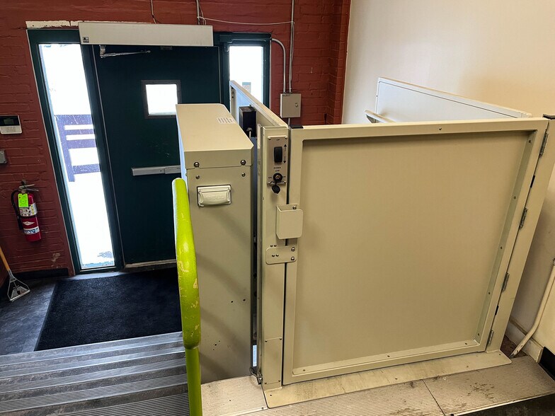 More Photos Of 1457 E 40th St, Cleveland Showroom For Lease