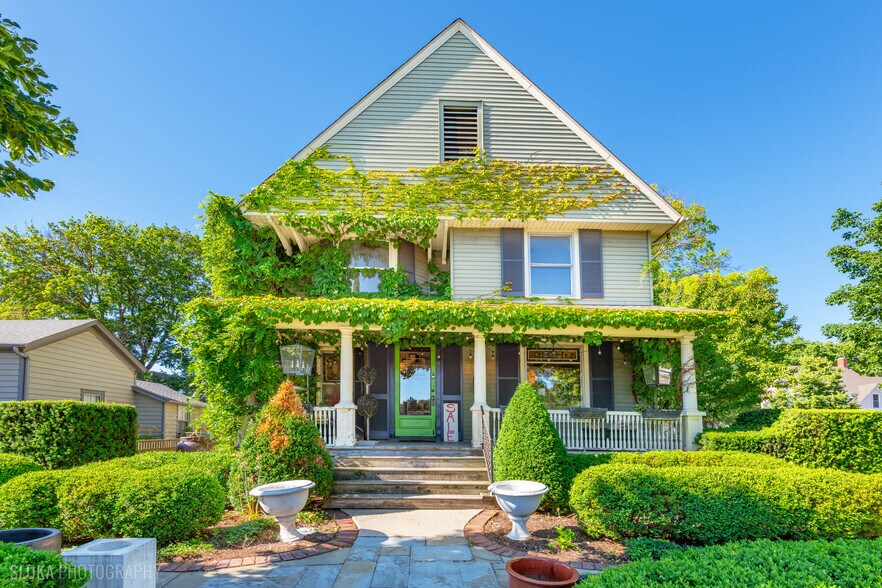 More Photos Of 428 W State St, Geneva Freestanding For Sale