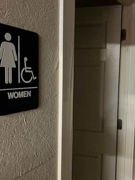 More Photos Of 14 Palmetto Business Park Rd, Hilton Head Island Showroom For Sale