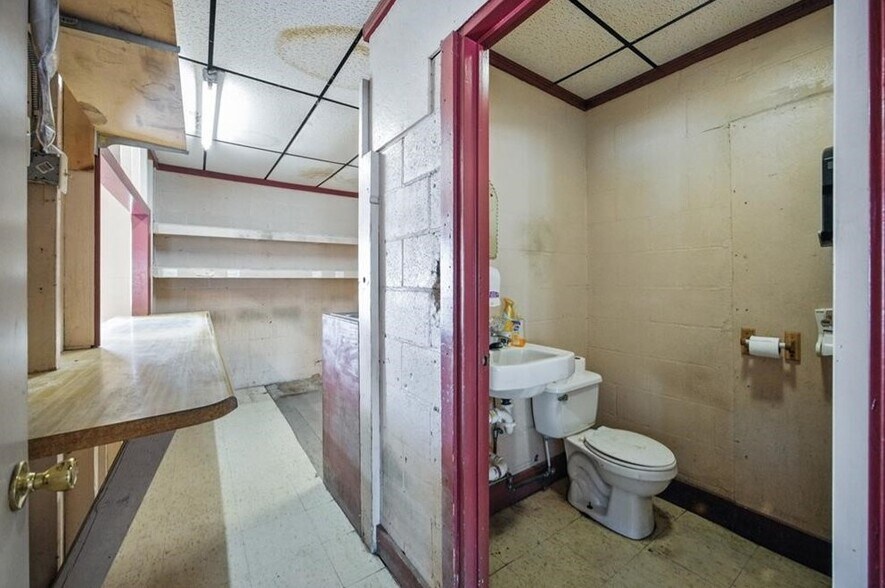 More Photos Of 136 Lake St, Penn Yan Freestanding For Lease