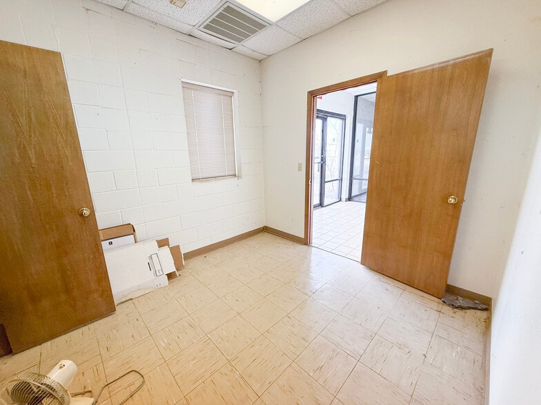 More Photos Of 1901 Carter St, Pampa Office For Sale
