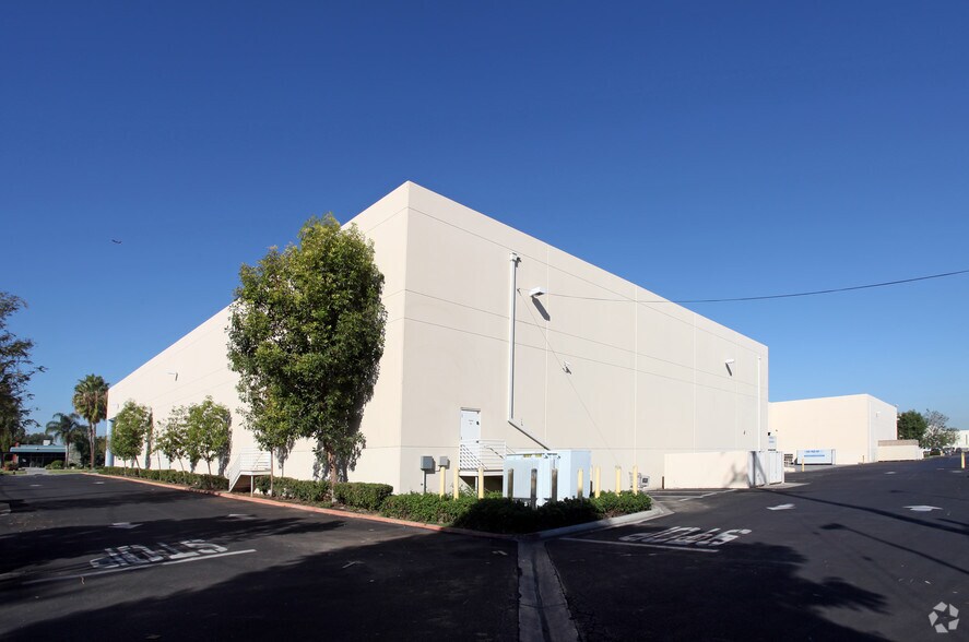 More Photos Of 7620-7640 Airport Business Park Way, Van Nuys Distribution For Lease