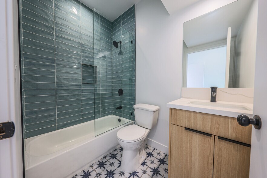More Photos Of 2010 S Dunsmuir Ave, Los Angeles Multifamily For Sale