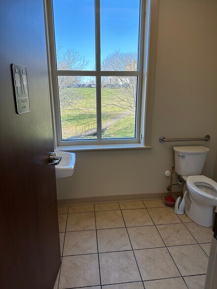 More Photos Of 101 Financial Dr, Elizabethtown Medical For Lease