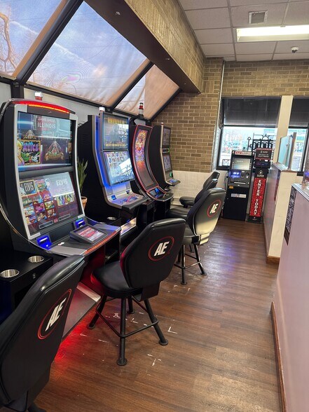 More Photos Of 600 E Devon Ave, Elk Grove Village Freestanding For Lease