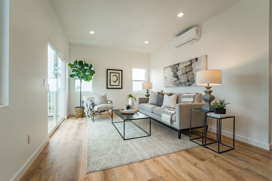 More Photos Of 6737-43 Thomson Ct, San Diego Apartments For Sale