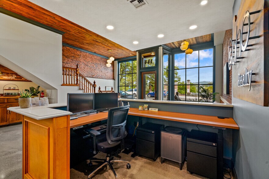 More Photos Of 144 S Main St, Independence Storefront Retail Office For Sale