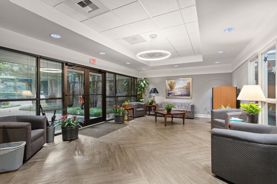 More Photos Of 127 Tanner Rd, Greenville Flex For Lease