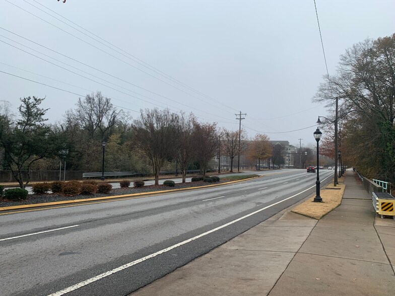 More Photos Of 860 S Church St, Greenville Storefront Retail Office For Lease