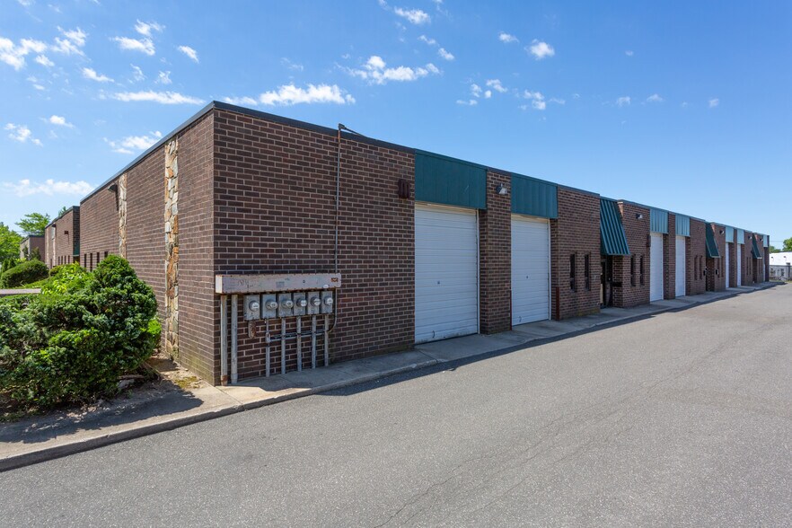 More Photos Of 36 Carlough Rd, Bohemia Warehouse For Lease