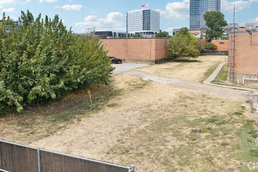 More Photos Of 1710 Hi Line Dr, Dallas Showroom For Lease