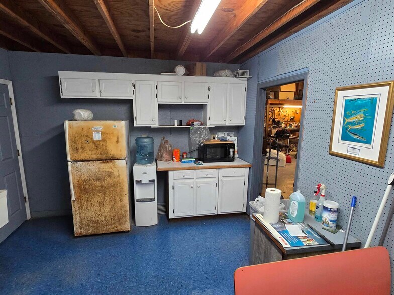 More Photos Of 213 W US 70 Hwy, Havelock Freestanding For Sale