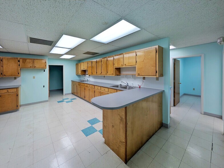 More Photos Of 1208 E Main St, Luray Flex For Sale