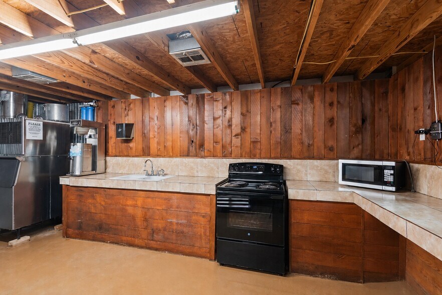 More Photos Of 5611 Rockin L Ln, Navasota Lodge Meeting Hall For Sale