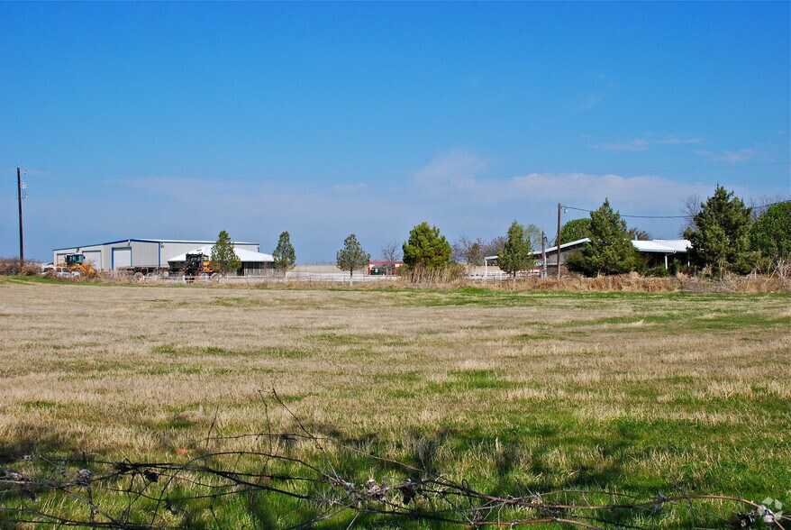 More Photos Of 500 Dennis Rd, Weatherford Flex For Lease