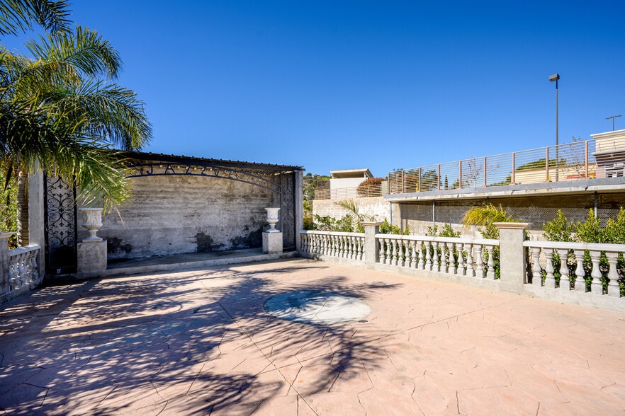 More Photos Of 6500 Foothill Blvd, Tujunga Restaurant For Sale
