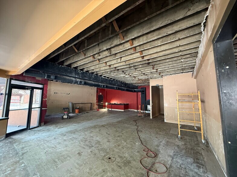 More Photos Of 134 E Market St, New Albany Storefront Retail Office For Lease